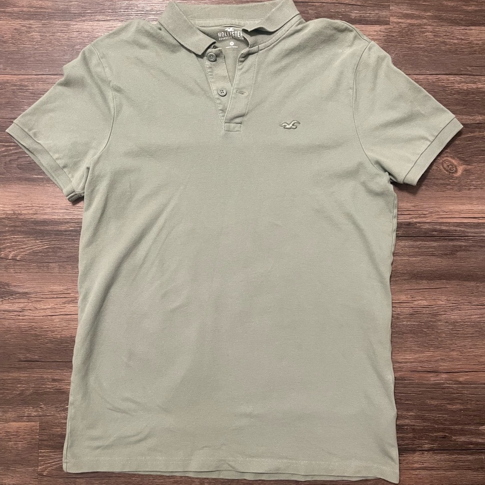 Hollister Men's Sage Green Polo Shirt